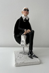 Karl Lagerfeld im Egg, Ton-Unikate auf Gipssockel, Aquarell und Gouache, 2022, H: 26 cm