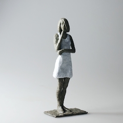Mädchen mit Mini LI, Bronze, 2017, H: 17 cm