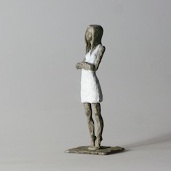Mädchen mit Mini XXVIII., Bronze, 2014, H: 15,5 cm