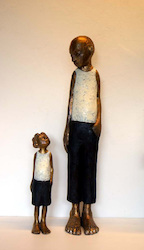 Papa ist der Größte, Bronze, 2009, Höhe 67,5 cm und 34 cm