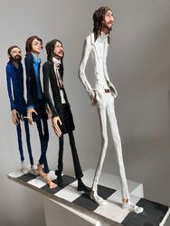 Beattles/Abbey Road, Ton-Unikate auf Gipssockel, Aquarell und Gouache, 2022, H: 44 cm