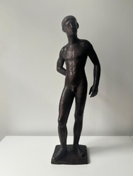 Jüngling, Hand auf dem Rücken, Bronze, 1944, H: 59 cm