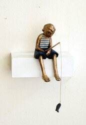 Sitzender Angler, Bronze/Holz, 2017, H: 10 cm