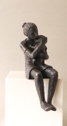 Beschützt, Bronze/Holz P 62, 2019, H: 14 cm