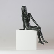 Sitzendes Mädchen IV., Bronze/Holz, 2016, H: 22 cm