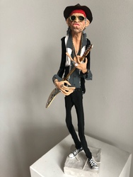 Keith Richards, stehend, Ton-Unikate auf Gipssockel, Aquarell und Gouache, 2024, N/A