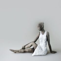 Sitzende im weißen Kleid I.