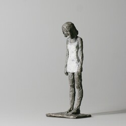 Mädchen mit Mini IX., Bronze, 2012, H: 15 cm
