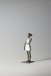 Mädchen mit Mini XXVI., Bronze, 2014, H: 15 cm