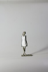 Mädchen mit Mini XXX., Bronze, 2014, H: 15 cm
