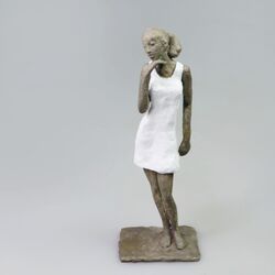 Mädchen mit Mini LCIII., Bronze, 2025, H: 17,5 cm