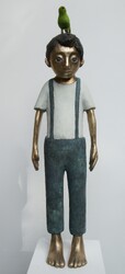 Junge mit Vogel auf dem Kopf, Bronze, 2014, H: 69 cm