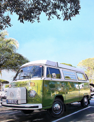VW Bulli T2 Les Tournels, Öl auf Pappe auf Holz, 2024, 65 &times; 50 cm