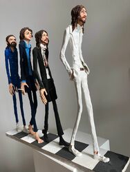 Beattles/Abbey Road, Ton-Unikate auf Gipssockel, Aquarell und Gouache, 2022, H: 44 cm