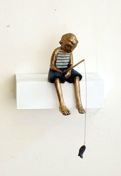 Sitzender Angler, Bronze/Holz, 2017, H: 10 cm