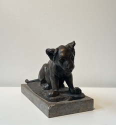 Junger sitzender Löwe (Dusselchen), Bronze, 1898, 14,5 &times; 22,5 cm
