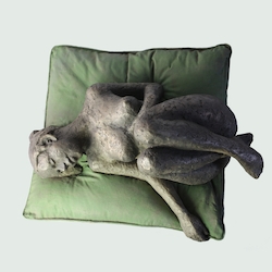 Kissen II., Bronze, 2021, 20 × 44 × 39 cm