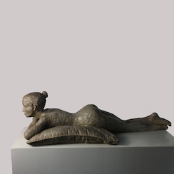 Kissen III., Bronze, 2021, 20 × 72 × 38 cm