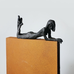 Tafelbild L V., Bronze, Rostkubus, 2021, 69 × 15 × 3,5 cm
