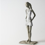 Mädchen mit Mini III., Bronze, 2011, H: 16 cm