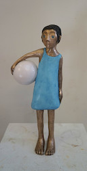 Mädchen mit Ball, Bronze, 2016, H: 38 cm