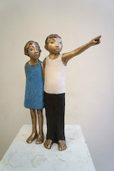 Paar (zeigend), Bronze, 2016, H: 42,5 cm