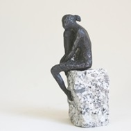 Sitzende (Sehnsucht), Bronze/Granit, 2008, H: 13 cm