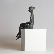 Sitzendes Mädchen III., Bronze/Holz, 2016, H: 21 cm