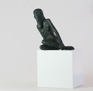 Sitzendes Mädchen V., Bronze/Holz, 2016, H: 22 cm