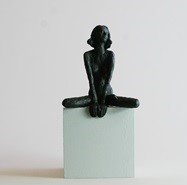 Sitzendes Mädchen VI., Bronze/Holz, 2016, H: 21 cm