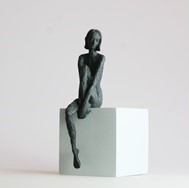 Sitzendes Mädchen VII., Bronze/Beton, 2016, H: 22 cm