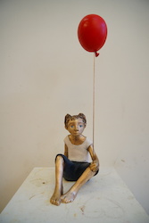 Sitzendes Mädchen mit Luftballon, Bronze, 2016, H: 33 cm