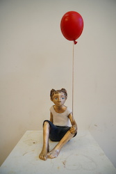 Sitzendes Mädchen mit Luftballon, Bronze, 2016, H: 33 cm