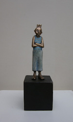 Kleiner König mit verschränkten Armen, Bronze, 2011, H: 17,5 cm
