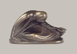 Russische Bettlerin II., Bronze, um 1932, 23 × 41,8 × 18,3 cm