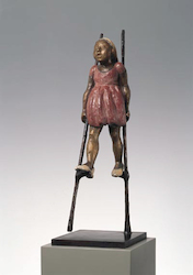 Frau auf Stelzen, Bronze, 2005, H: 70 cm