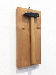 Do it yourself, Holzbrett mit 2 Nägeln und Hammer, 35 × 16 cm