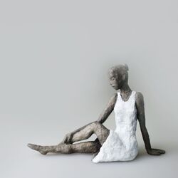 Sitzende im weißen Kleid I.