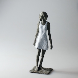 Mädchen mit Mini LII, Bronze, 2017, H: 16 cm