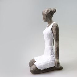Sitzende im weißen Kleid III.