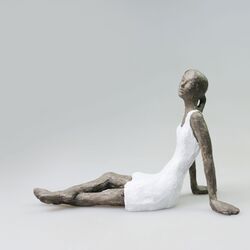 Sitzende im weißen Kleid V.