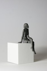 Sitzendes Mädchen II., Bronze/Holz, 2013, H: 20 cm