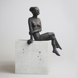 Sitzendes Mädchen XI., Bronze/Beton, 2020, H: 20,5 cm