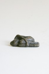 Kleine Liegende II., Bronze, 2009, H: 2 cm