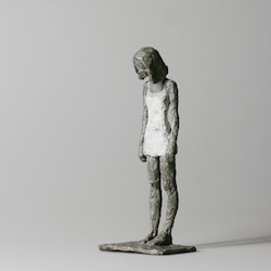 Mädchen mit Mini IX., Bronze, 2012, H: 15 cm