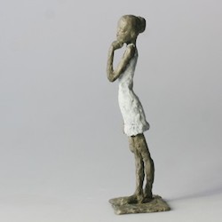 Mädchen mit Mini XXIII., Bronze, 2014, H: 16 cm