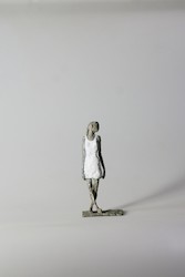 Mädchen mit Mini XXX., Bronze, 2014, H: 15 cm