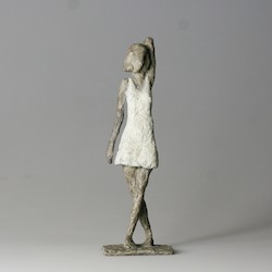 Mädchen mit Mini XVI., Bronze, 2013, H: 16 cm