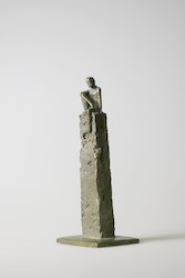 Mann auf Mauer, Bronze, 2006, H: 15 cm