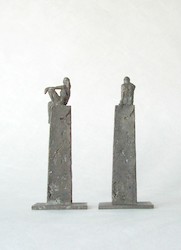 Frau auf Mauer, Bronze, 2006, H: 15 cm